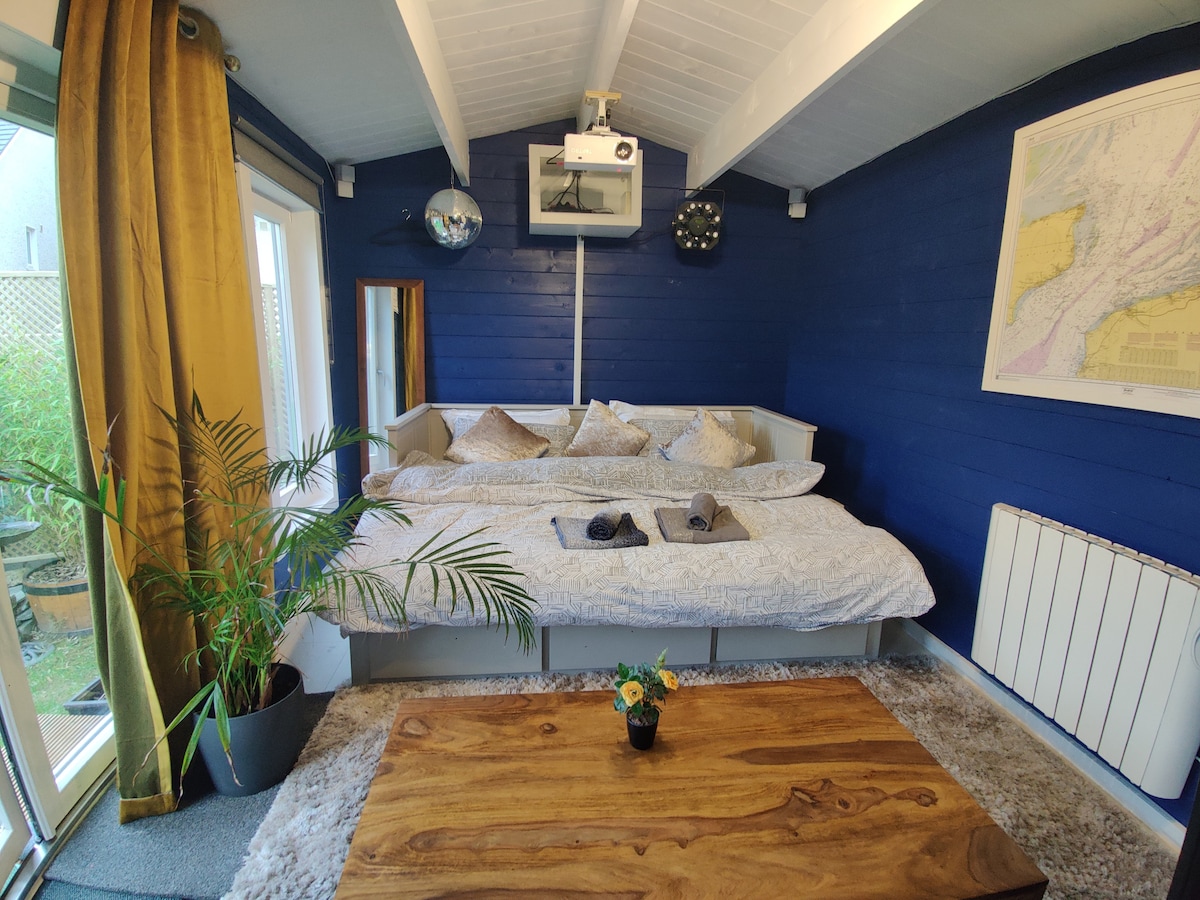 Entire Garden Cabin, 12 min from Dublin Airport.