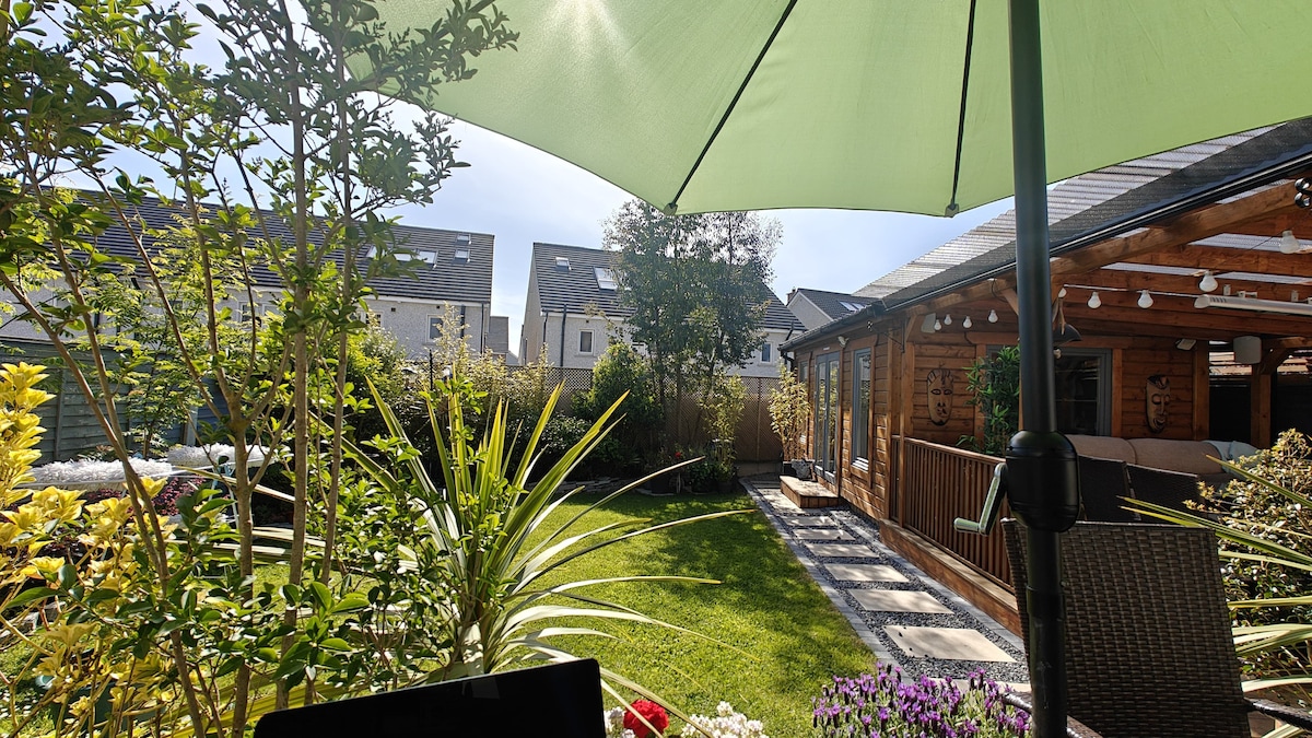 Entire Garden Cabin, 11 min from Dublin Airport.